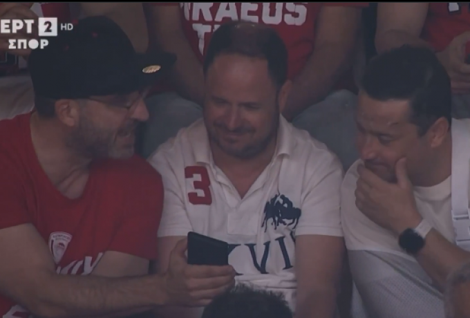 Courtside TV: Γελάνε και οι οπαδοί του Ολυμπιακού με το σφύριγμα!