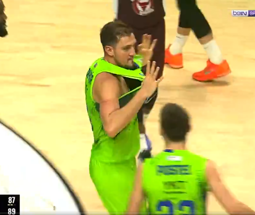 Αδιανόητο buzzer beater στην Τουρκία: Έβαλε τρίποντο από τη μία μπασκέτα στην άλλη στο 1.5” και χάρισε τη νίκη στην Τόφας!